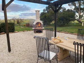 Outdoor dining - Tiverina Park - Luxury Rural Escape. Your next getaway! (Hallett)