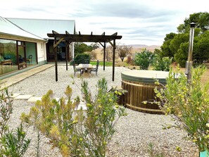 Outdoor dining - Tiverina Park - Luxury Rural Escape. Your next getaway! (Hallett)