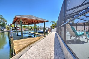 Terrace/patio - Newly renovated single family home with direct water  access to Tampa Bay (Apollo Beach)