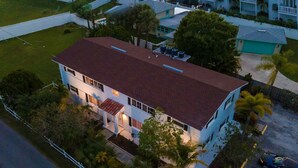 An aerial view of a residential area with houses, a large body of water, and distant buildings. - Stylish & Eclectic Modern 2/2 Apt - WeArePeaceful (South Pasadena)