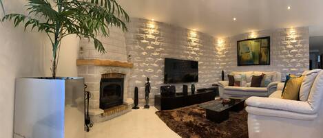 Smart TV, chimenea, reproductor de DVD, estéreo