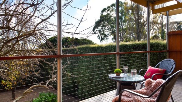 Outdoor dining - Daylesford House Studio- a cosy retreat just a short walk to the town centre (Daylesford)