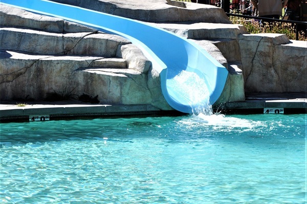 Een buitenzwembad en een verwarmd zwembad