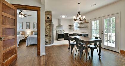 SoKno Riverwalk District Retreat, 5 Minutes to UT/Downtown