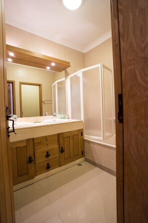 Ensemble baignoire-douche, séchoir à cheveux, bidet, serviettes fournies