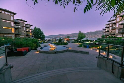 The Cove Lakeside, private grnd flr w/ large covered deck, lake, park, mtn view