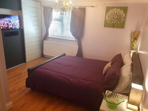 3 bedrooms, desk, iron/ironing board, free WiFi