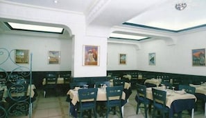 Breakfast, lunch, dinner served; local and international cuisine