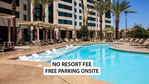 Zona de piscina en un resort con sillones de descanso y palmeras, con texto que indica que no hay cargo por resort ni estacionamiento gratuito en el lugar.