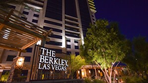 Entrada de un hotel con un letrero que dice "The Berkley Las Vegas" y un edificio moderno al fondo.