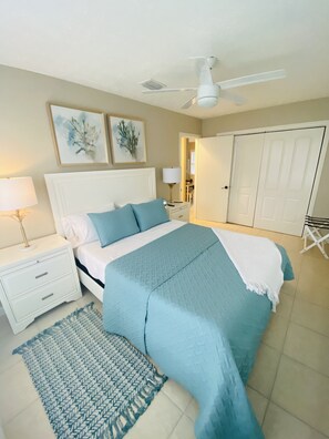 2 bedrooms, WiFi, bed sheets - Waterfront Palm Cottage (Micco)