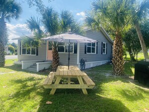 Outdoor dining - Waterfront Palm Cottage (Micco)