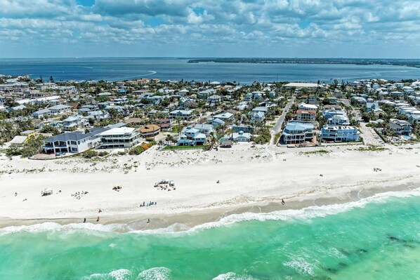 بالقرب من الشاطئ، كراسي للتشمس، مناشف للشاطئ