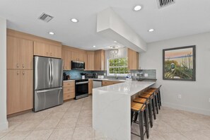 ثلاجة، ميكروويف، فرن، موقد طهي مسطح