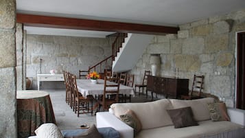 Una televisión, una chimenea, un reproductor de DVD, libros