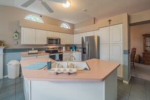 House, 2 Bedrooms | Private kitchen