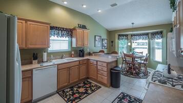 House, 3 Bedrooms | Private kitchen