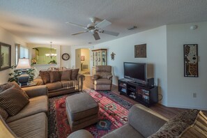 House, 2 Bedrooms | Living room - Estill Avenue 1240 by White Pelican VR (The Villages)