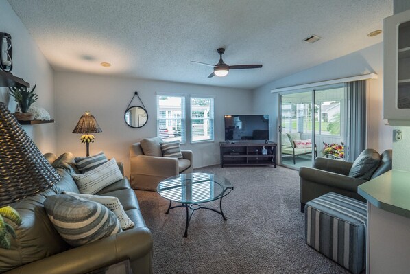 Talo, 2 makuuhuonetta | Olohuone | 36–tuumainen televisio, jossa kaapelikanavat