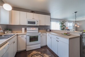 House, 1 Bedroom | Private kitchen