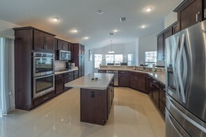 House, 3 Bedrooms | Private kitchen