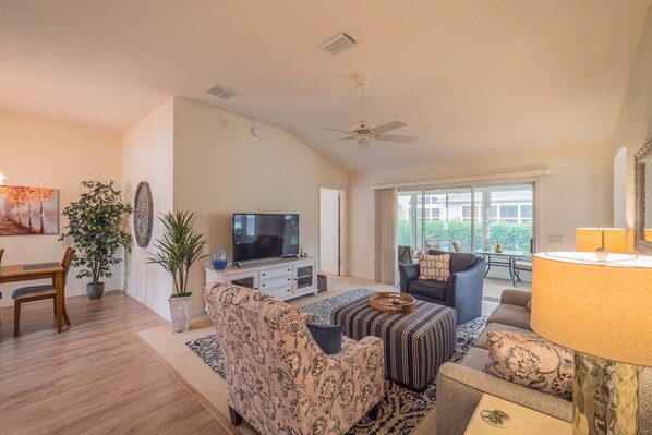 House, 3 Bedrooms | Living room