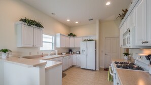 House, 3 Bedrooms | Private kitchen - Limestone Avenue 1264 by White Pelican VR (The Villages)
