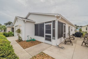 Vista frontal de la propiedad