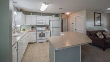 House, 3 Bedrooms | Private kitchen