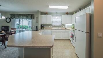 House, 3 Bedrooms | Private kitchen