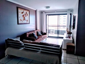 Smart TV, reproductor de DVD, futbolito y tenis de mesa 