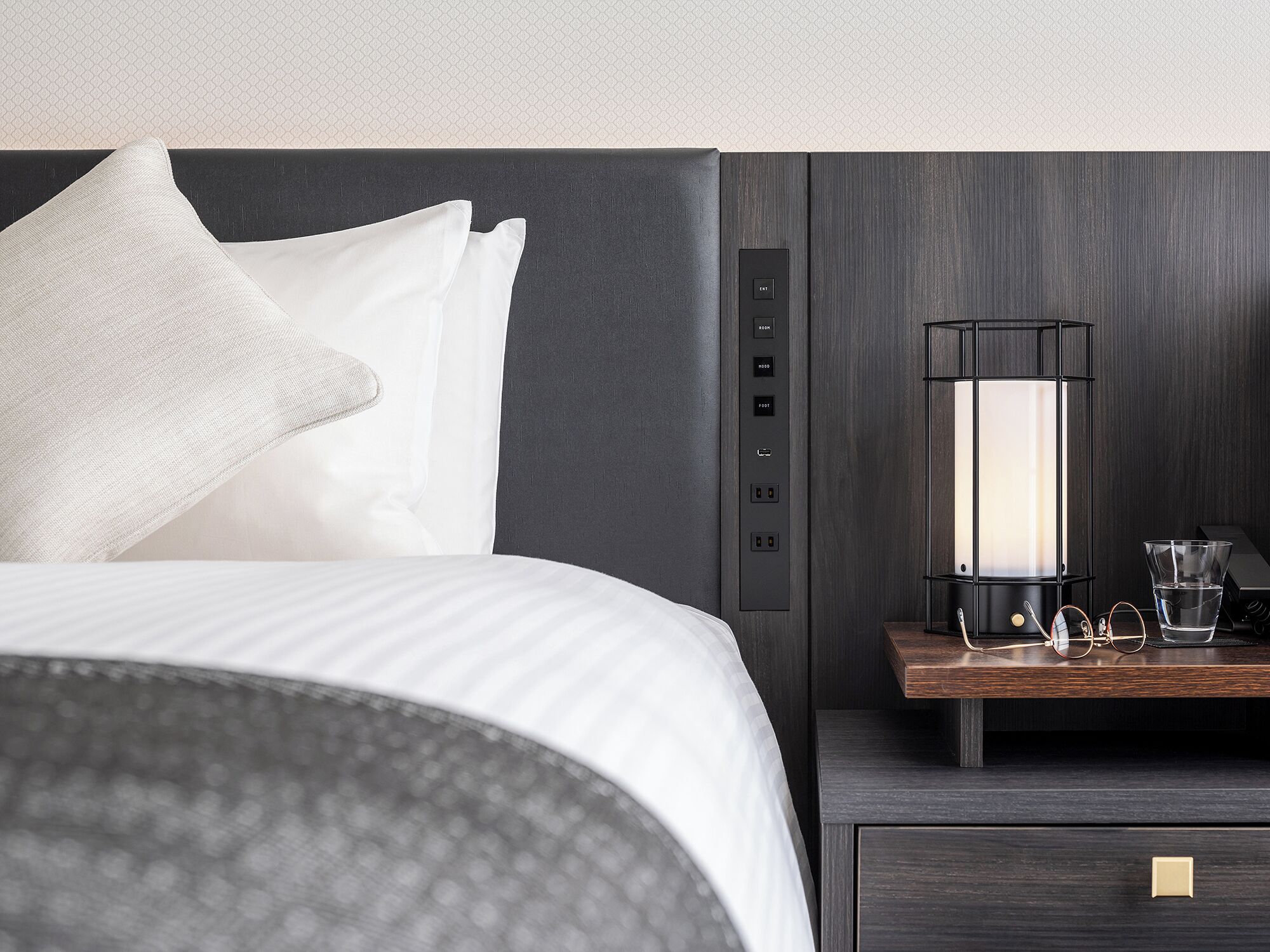 accessible , 1 bed queen, non smoking | down duvets, in-room safe, free wifi, bed sheets