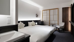 A hotel room with a large bed, a bedside table, a chair, a desk, and a TV. - Mitsui Garden Hotel Kyoto Kawaramachi Jokyoji (Kyoto)