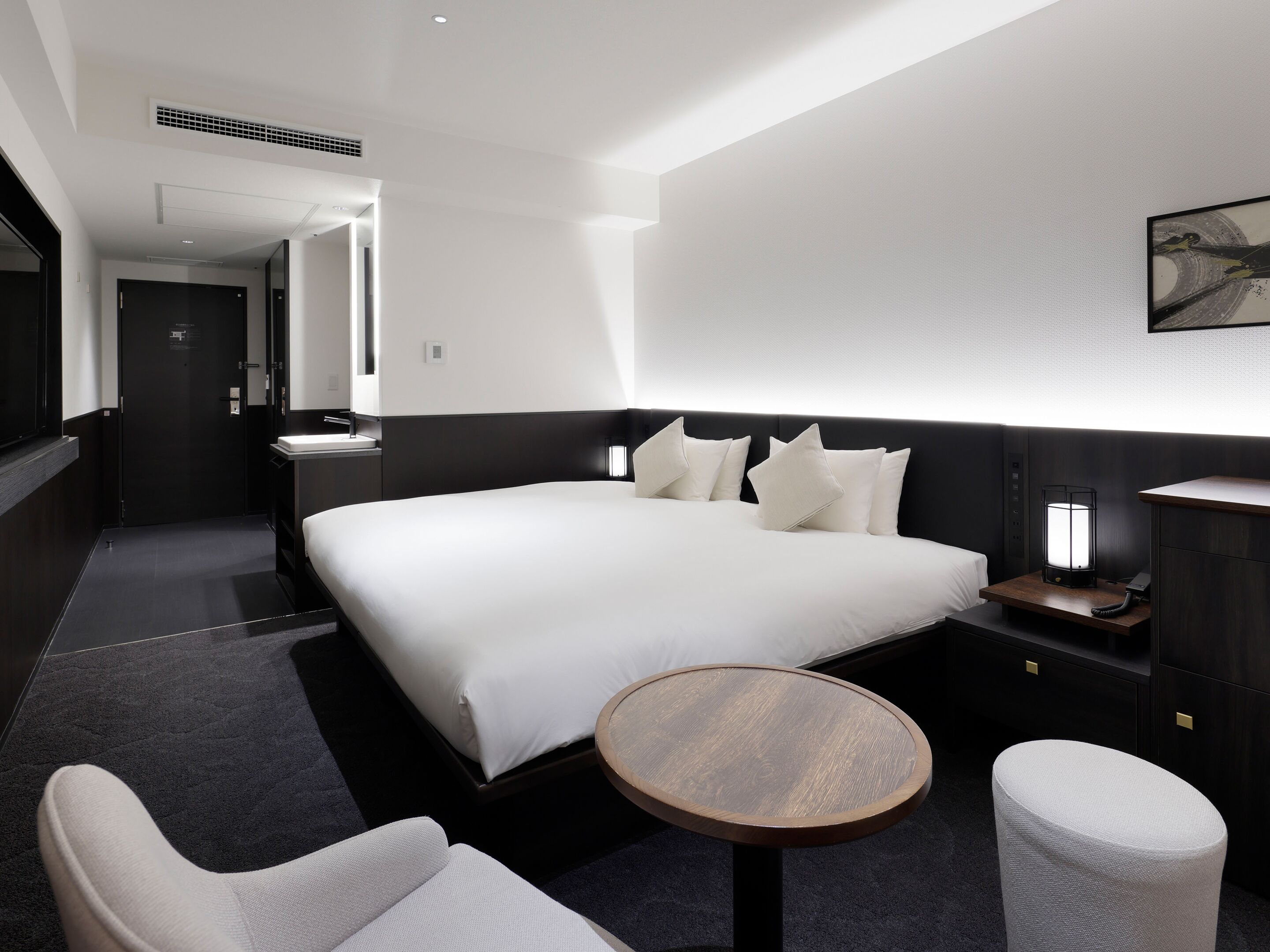 Standard Room, 1 King Bed, Non Smoking | Down duvets, in-room safe, free WiFi, bed sheets