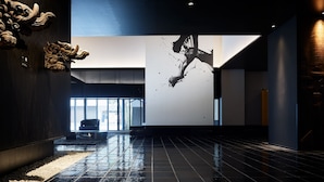 A spacious lobby with a wet floor, a large wall mural, and traditional decor elements. - Mitsui Garden Hotel Kyoto Kawaramachi Jokyoji (Kyoto)