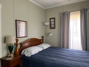 3 bedrooms, WiFi, bed sheets - Core Sound Cottage in Atlantic, NC  with Water View (Atlantic)
