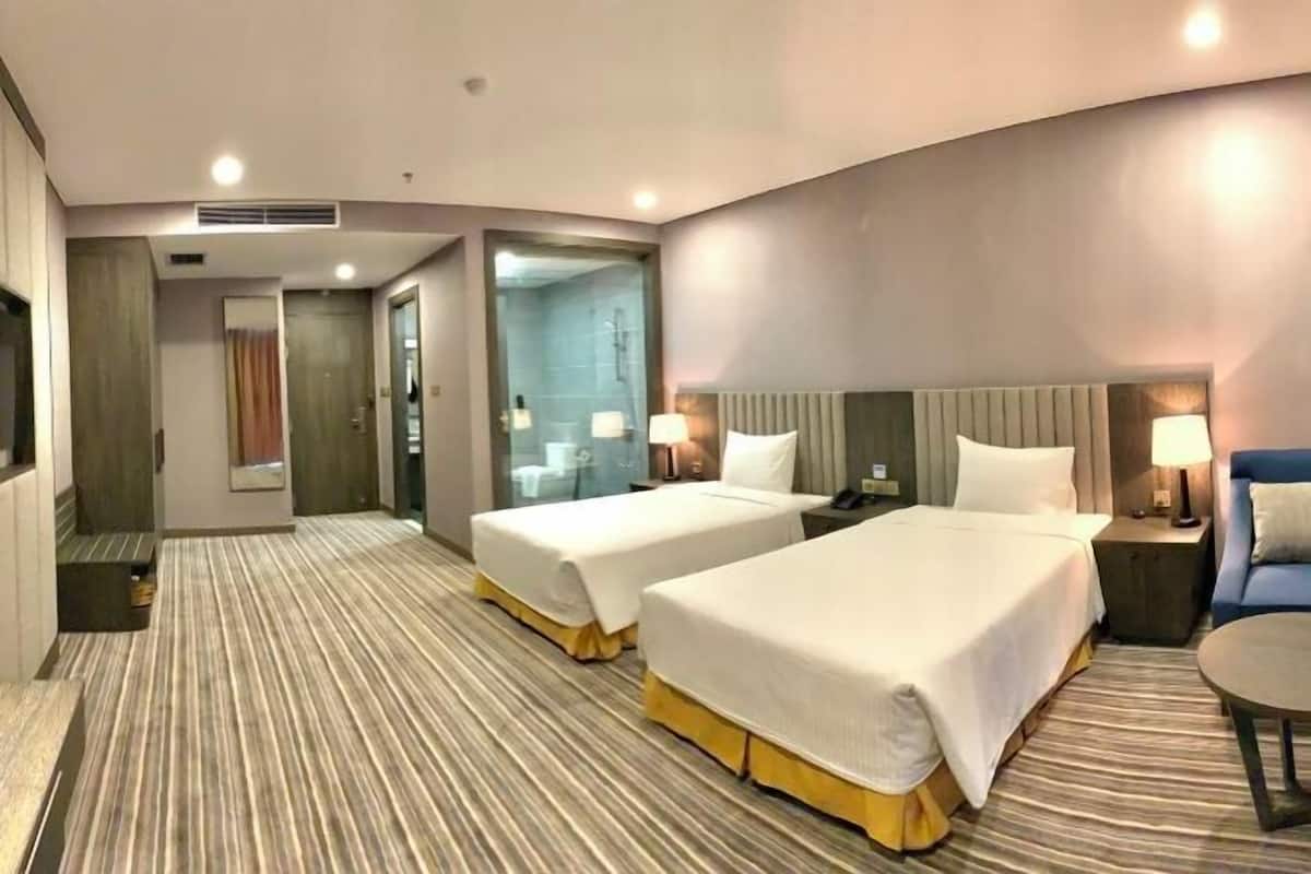 Hochwertige Bettwaren, Minibar, Zimmersafe, Schreibtisch
