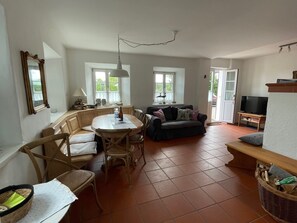 Televisio, takka, musiikkikirjasto, stereot