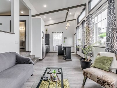 Romantic Lakeview Retreat with King Bed, Jacuzzi & Fireplace