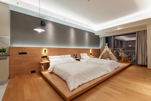 Een moderne slaapkamer met een houten platformbed, nachtkastjes en een tentachtige constructie met verlichting.