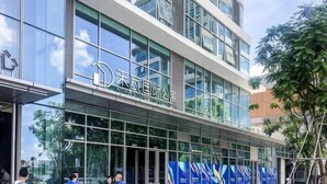 Un bâtiment moderne doté de grandes fenêtres en verre et d’une enseigne sur laquelle on peut lire « WOW International ».