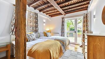 6 bedrooms, iron/ironing board, WiFi (surcharge), bed sheets