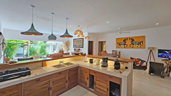 Réfrigérateur, four à micro-ondes, surface de cuisson, cafetière-théière