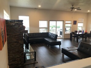 Smart TV, Netflix, Hulu, streaming services