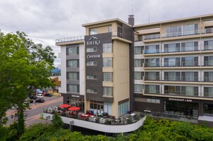 Un hôtel moderne doté d’un bar et d’un restaurant situés sur le toit.
