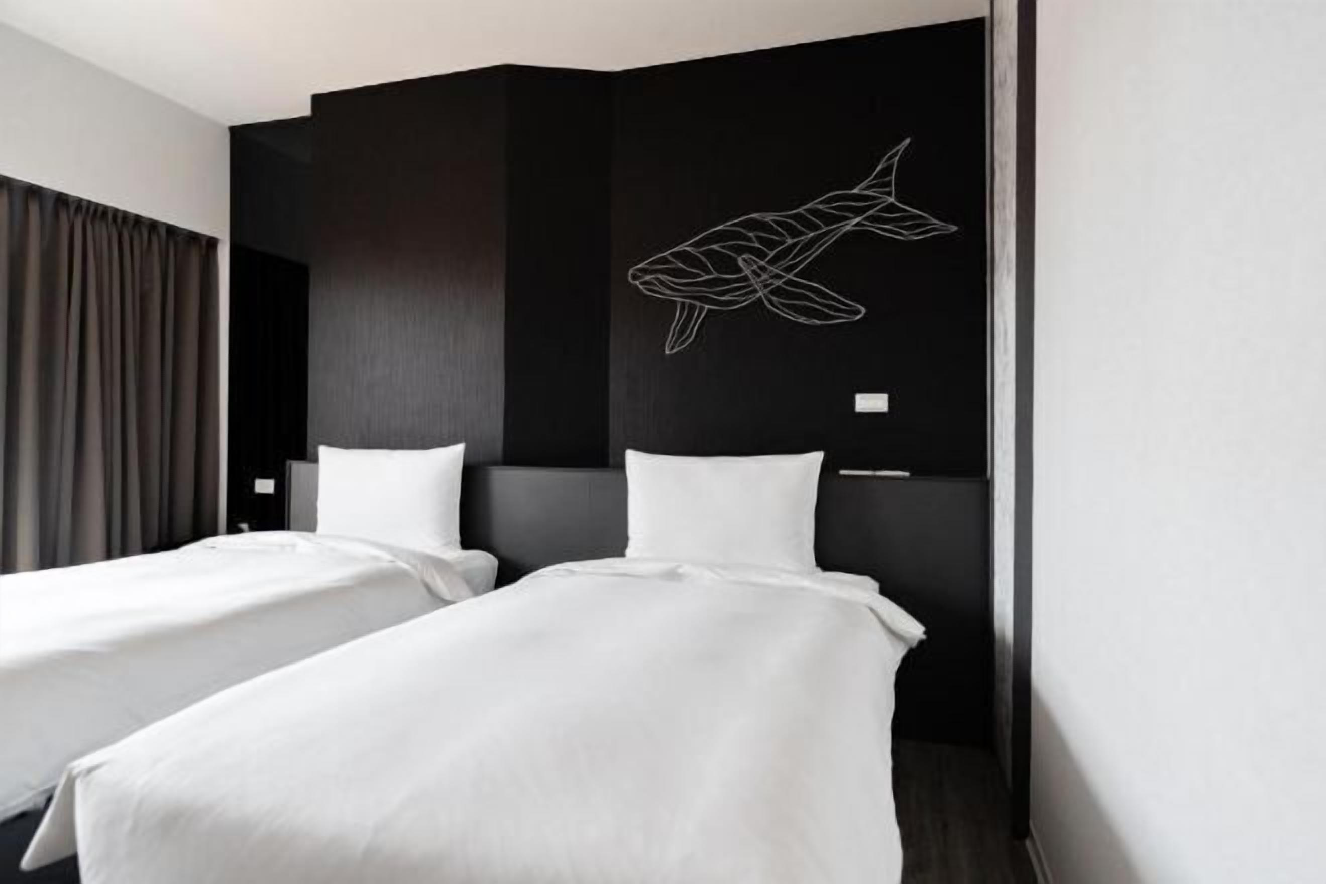 Desk, soundproofing, free WiFi, bed sheets