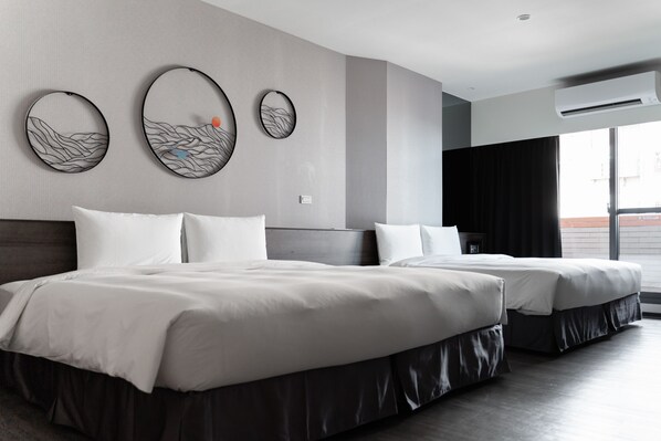 Quadruple Room | Desk, soundproofing, free WiFi, bed sheets