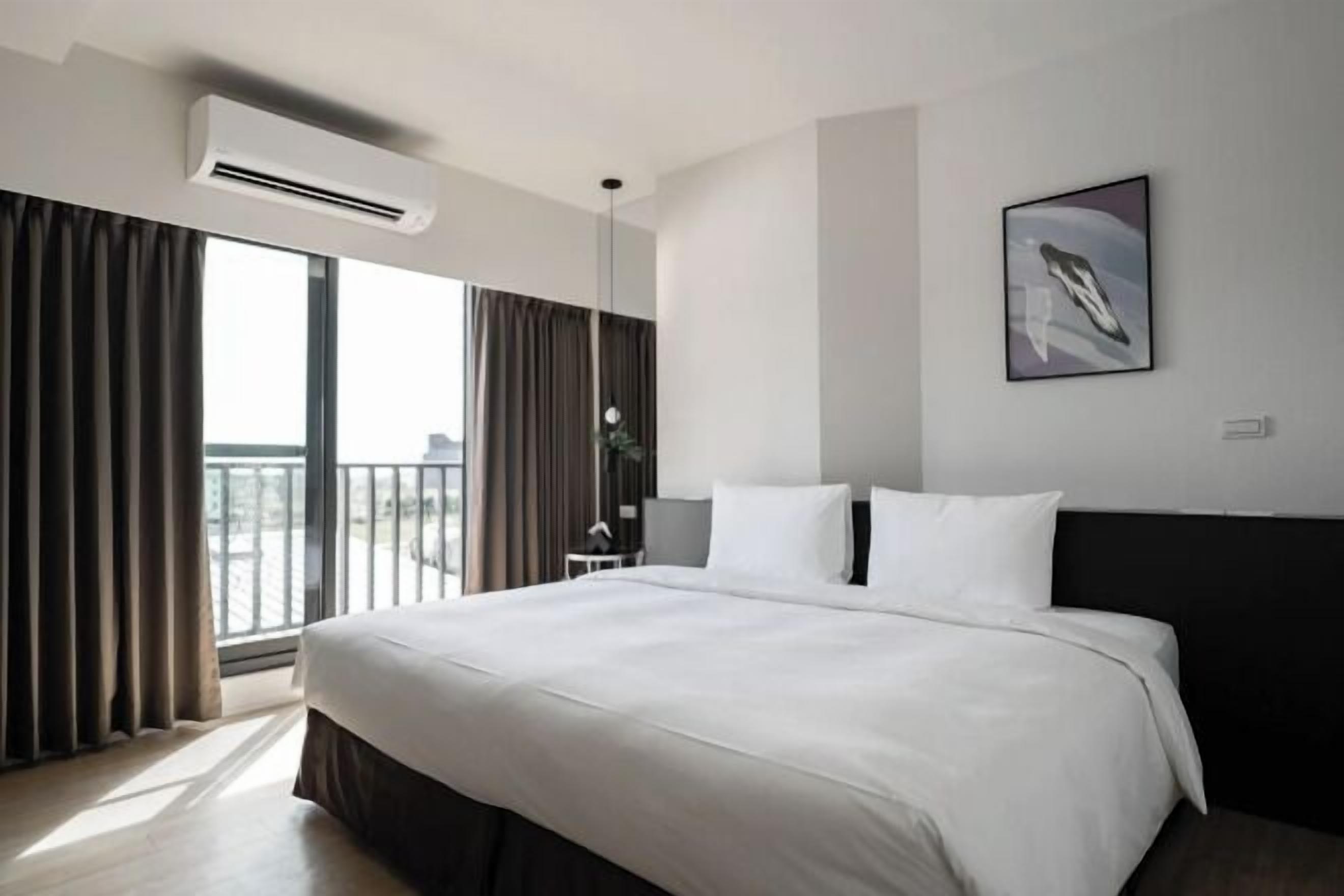 Desk, soundproofing, free WiFi, bed sheets