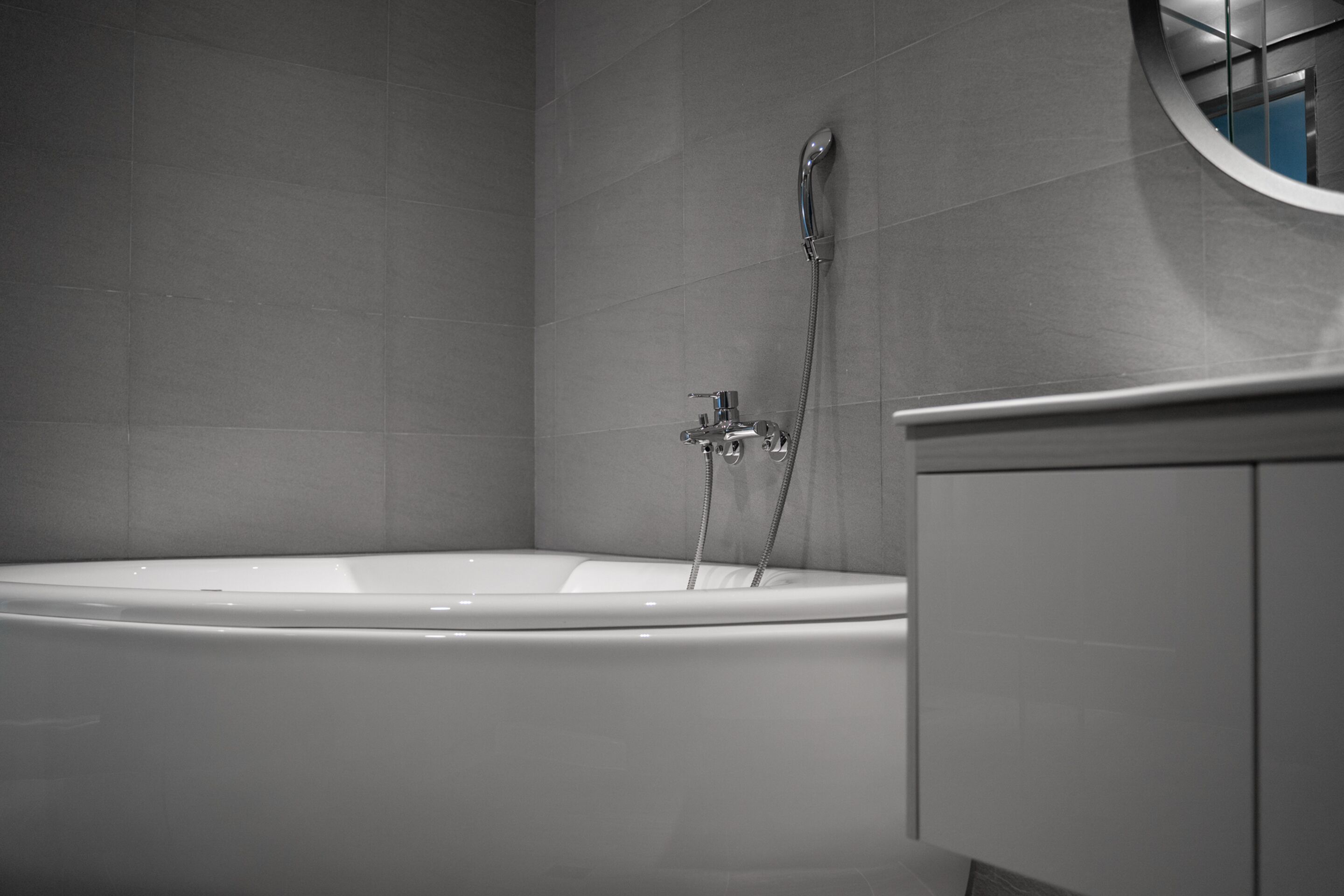 combined shower/bathtub, free toiletries, hair dryer, slippers