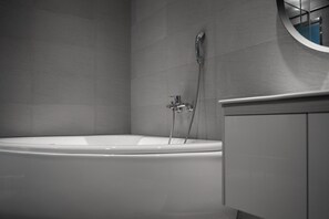 Combined shower/bathtub, free toiletries, hair dryer, slippers - Hotel Lounge (Toucheng)